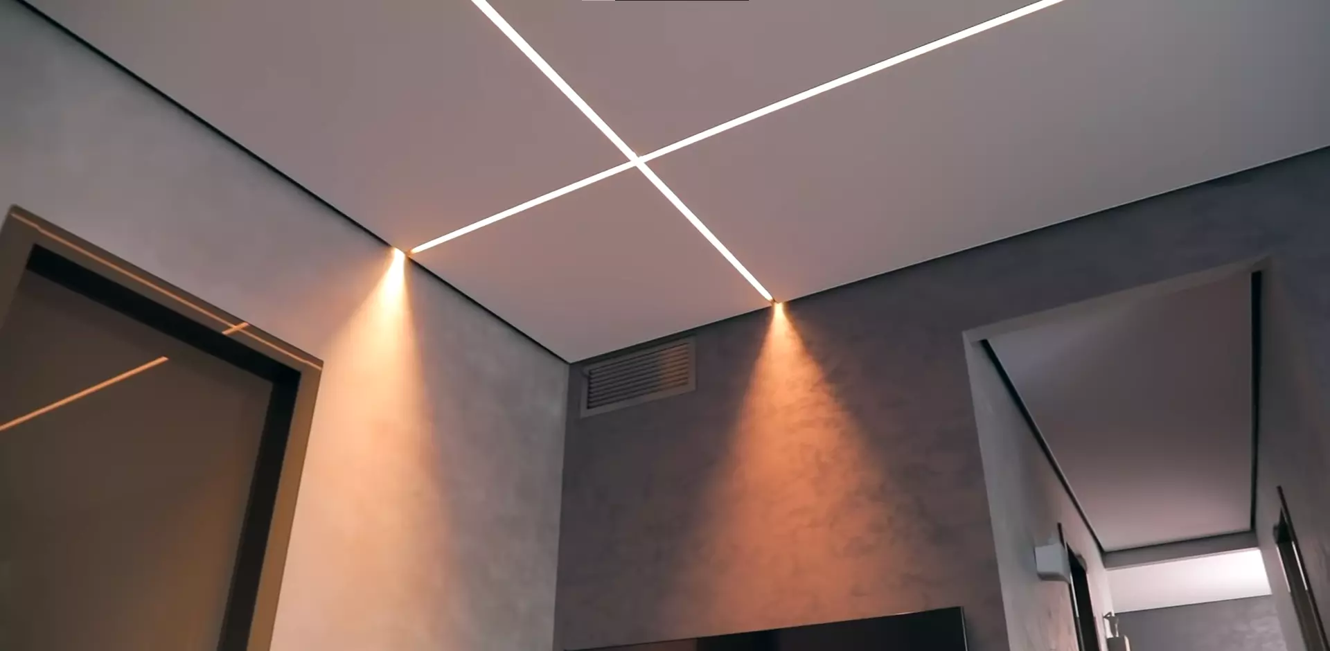 Тканевый натяжной потолок со световыми линиями