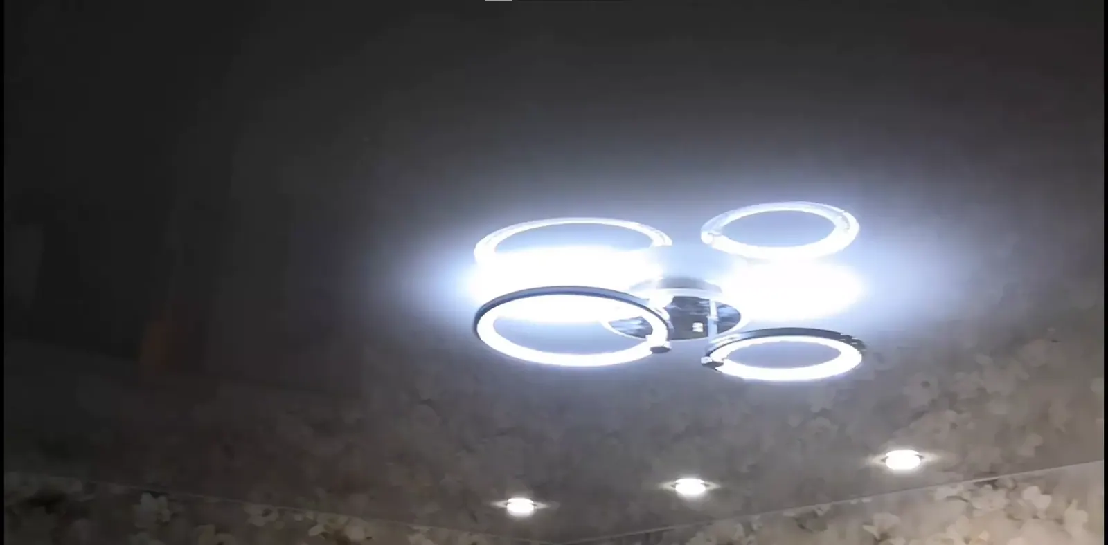 Глянцевый потолок в гостиную — Каменск-Уральский, Строителей, 25, фото 3